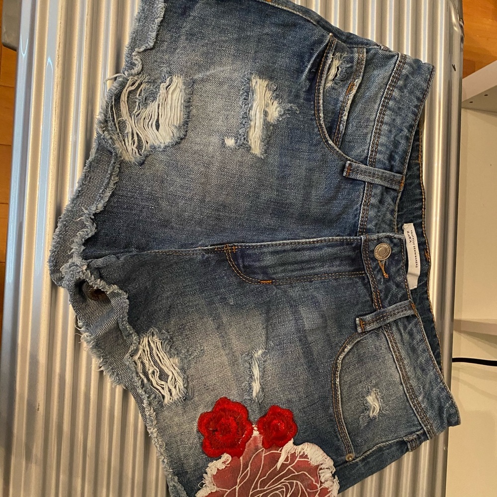 EMBROIDERED mid rise denim shorts